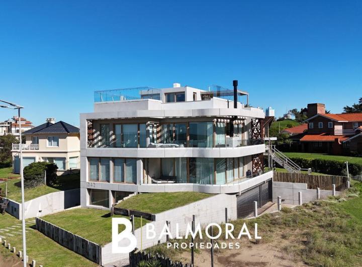 Casa · 655m² · 6 Ambientes · 4 Cocheras
