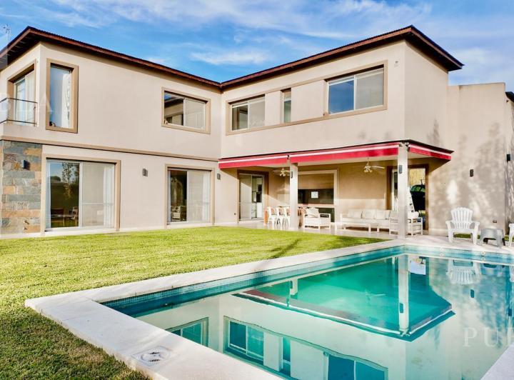 Casa · 427m² · 5 Ambientes · 2 Cocheras