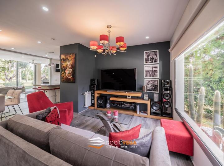 Casa · 180m² · 5 Ambientes · 4 Cocheras