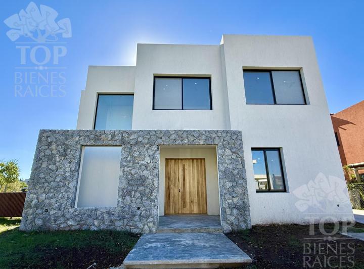 Casa · 230m² · 6 Ambientes · 4 Cocheras