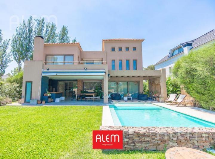 Casa · 340m² · 8 Ambientes · 2 Cocheras