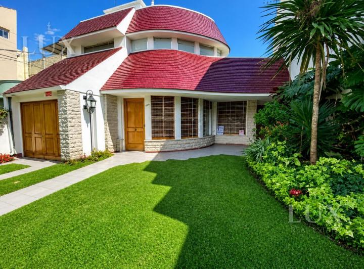 Casa · 300m² · 6 Ambientes · 1 Cochera