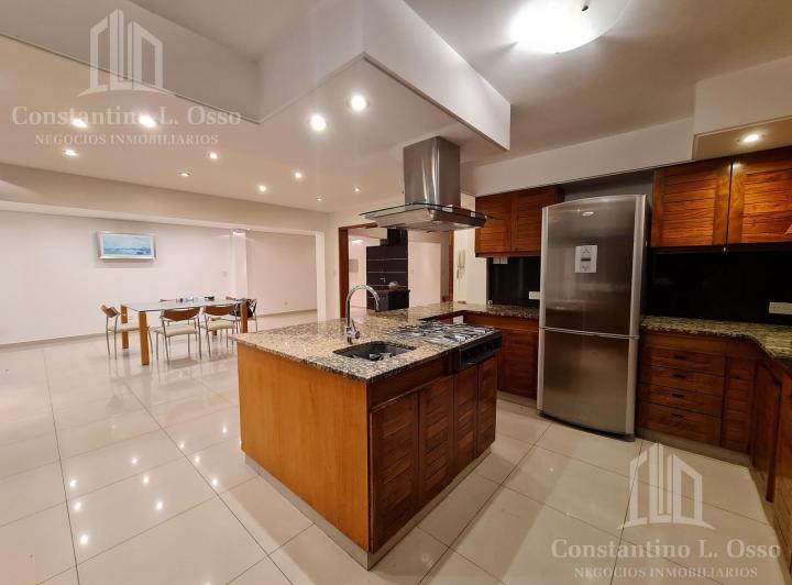 Casa · 350m² · 5 Ambientes · 1 Cochera