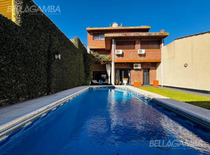 Casa · 320m² · 6 Ambientes · 2 Cocheras