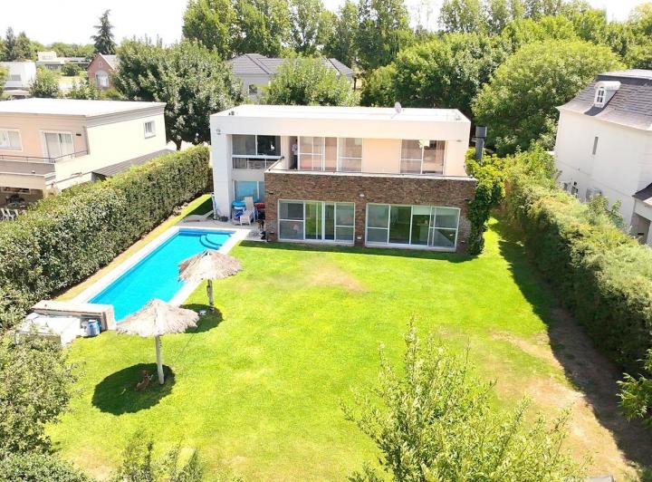 Casa · 211m² · 4 Ambientes · 2 Cocheras
