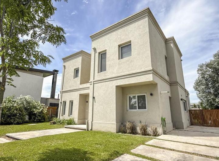 Casa · 156m² · 5 Ambientes · 3 Cocheras