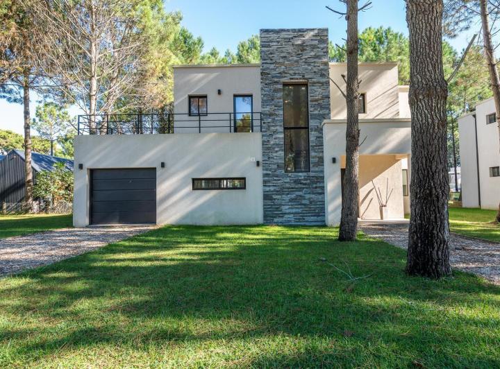 Casa · 200m² · 5 Ambientes · 1 Cochera