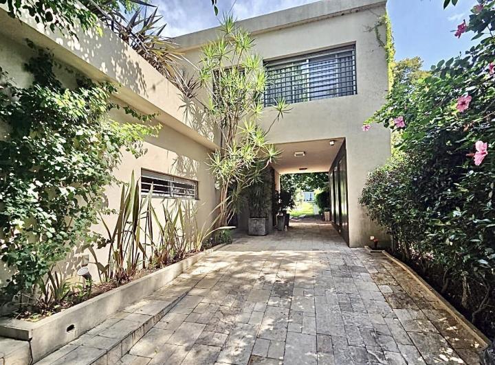 Casa · 380m² · 5 Ambientes · 3 Cocheras
