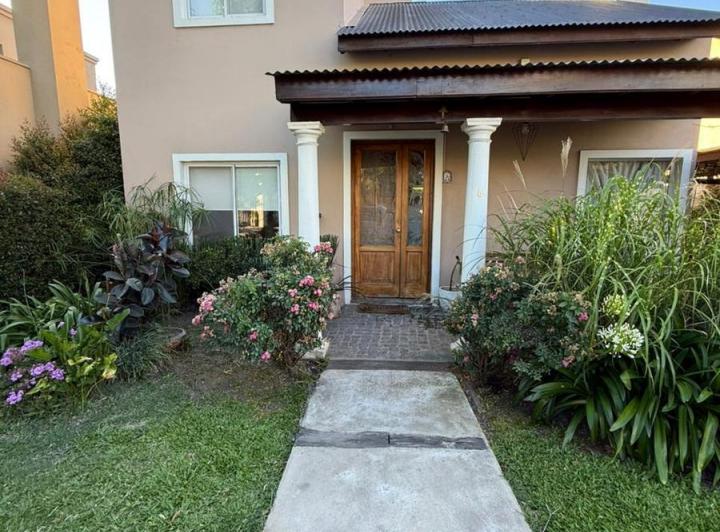 Casa · 140m² · 4 Ambientes · 2 Cocheras