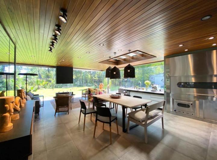 Casa · 400m² · 5 Ambientes · 2 Cocheras