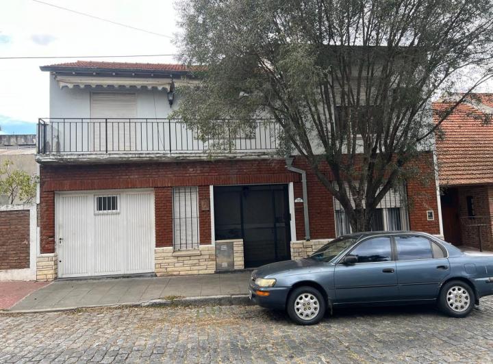 Casa · 194m² · 5 Ambientes · 2 Cocheras