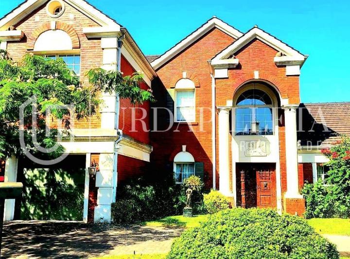 Casa · 300m² · 5 Ambientes · 2 Cocheras