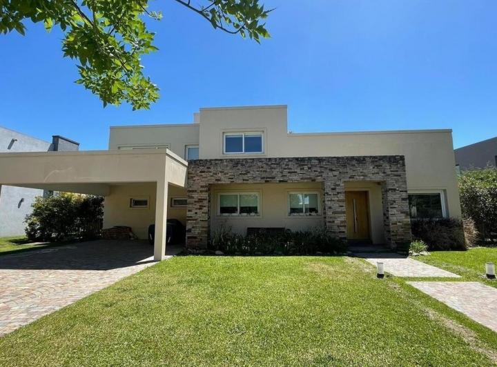 Casa · 305m² · 6 Ambientes · 2 Cocheras