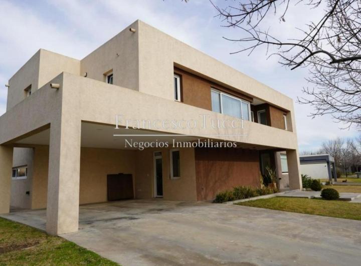 Casa · 280m² · 4 Ambientes · 2 Cocheras