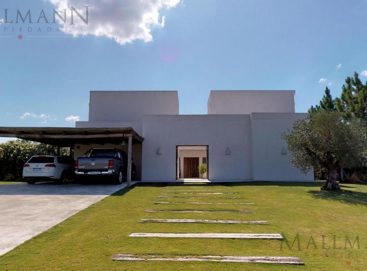 Casa · 454m² · 13 Ambientes · 2 Cocheras