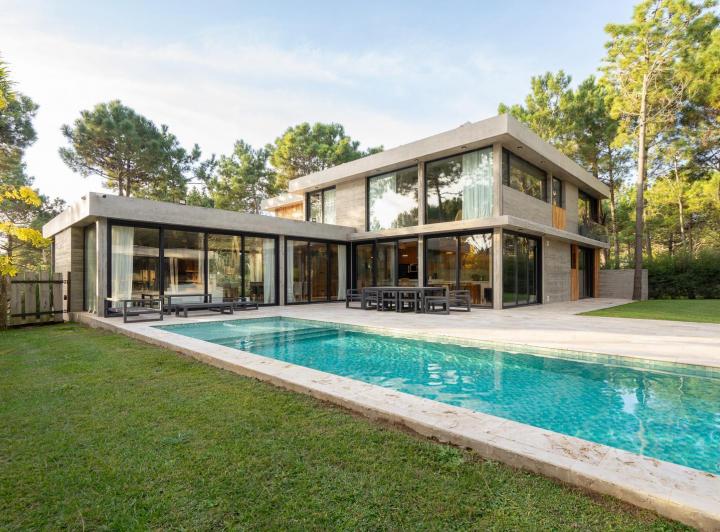 Casa · 480m² · 6 Ambientes · 4 Cocheras