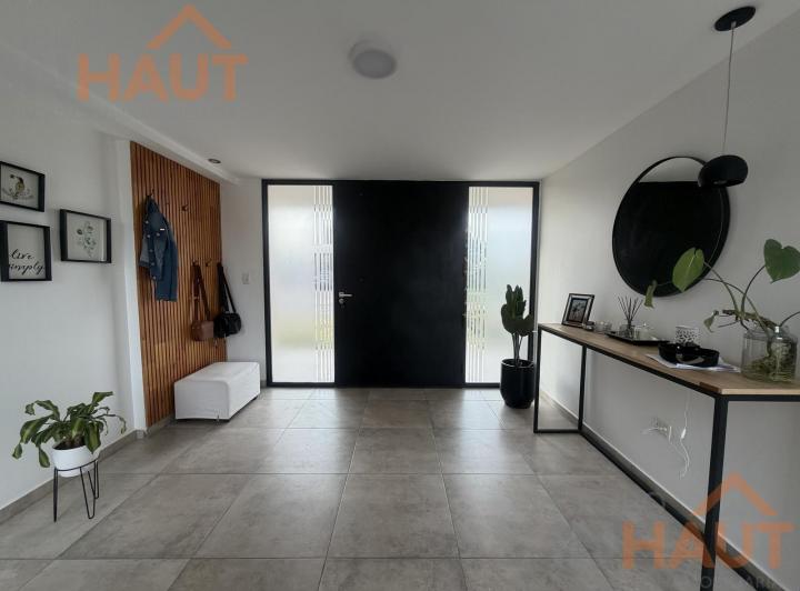 Casa · 240m² · 4 Ambientes · 2 Cocheras