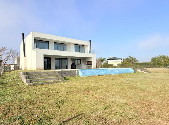 Casa · 250m² · 7 Ambientes · 2 Cocheras