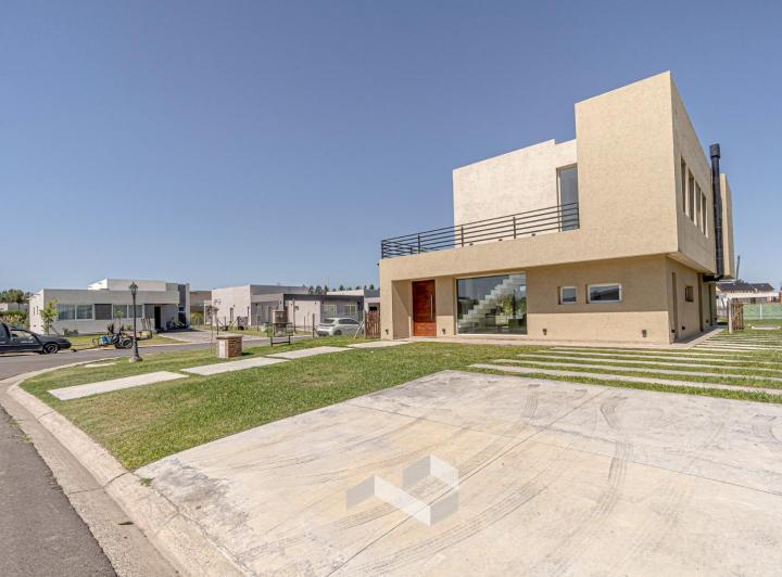 Casa · 230m² · 4 Ambientes · 2 Cocheras