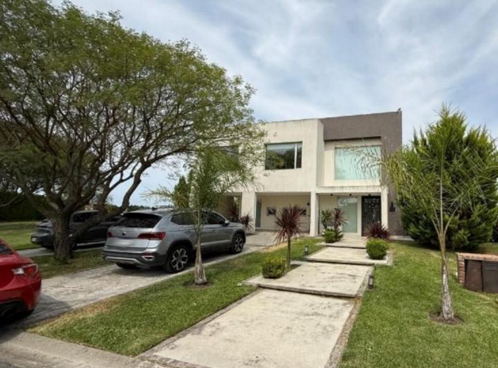 Casa · 305m² · 6 Ambientes