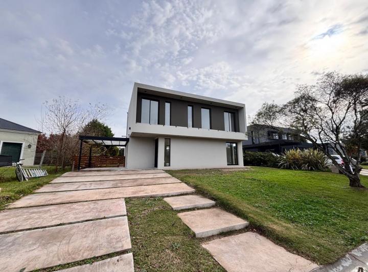 Casa · 160m² · 5 Ambientes · 2 Cocheras