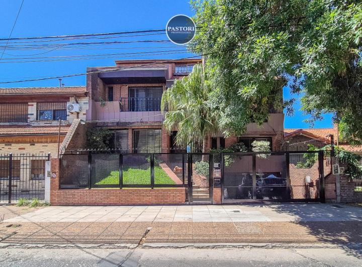 Casa · 297m² · 6 Ambientes · 2 Cocheras