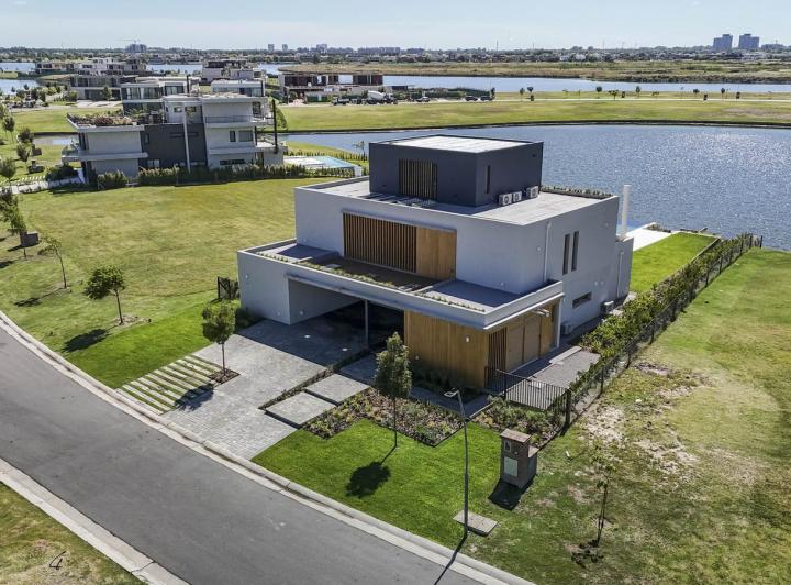 Casa · 336m² · 9 Ambientes · 4 Cocheras