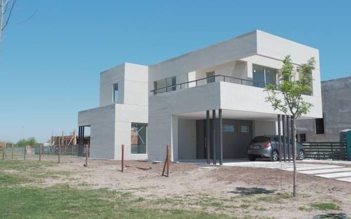 Casa · 160m² · 3 Dormitorios · 2 Cocheras