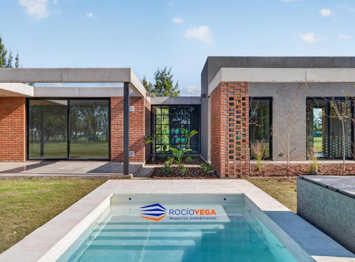 Casa · 213m² · 7 Ambientes · 2 Cocheras