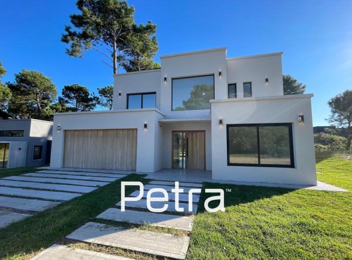 Casa · 240m² · 5 Ambientes · 4 Cocheras