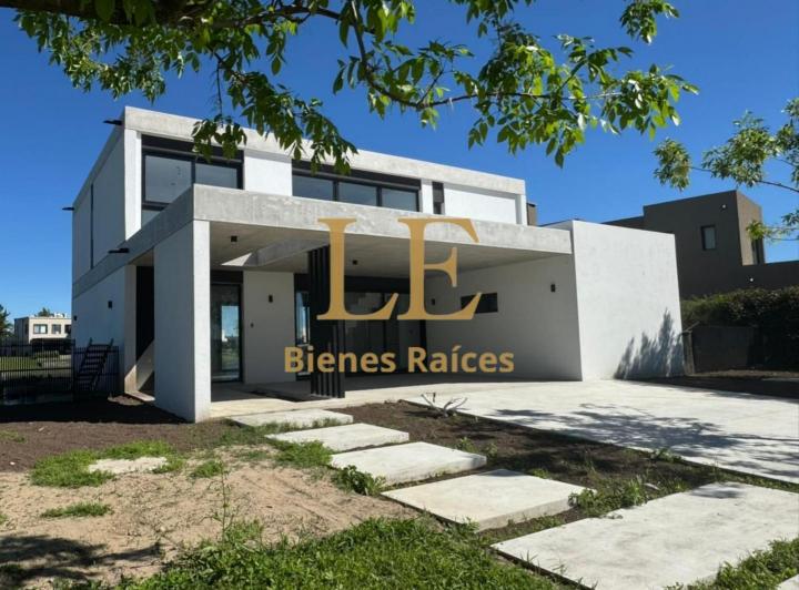 Casa · 271m² · 5 Ambientes · 4 Cocheras