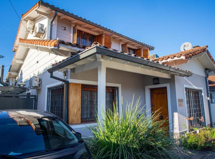 Casa · 204m² · 6 Ambientes · 2 Cocheras