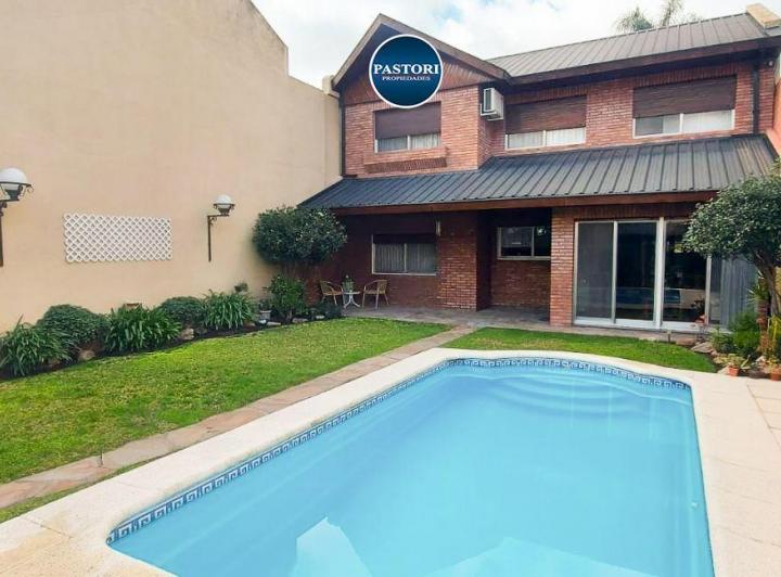 Casa · 210m² · 6 Ambientes · 1 Cochera