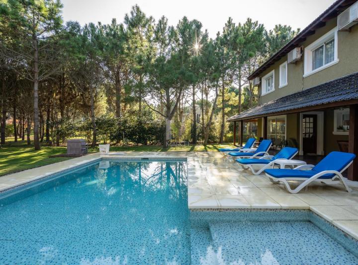Casa · 300m² · 6 Ambientes · 1 Cochera