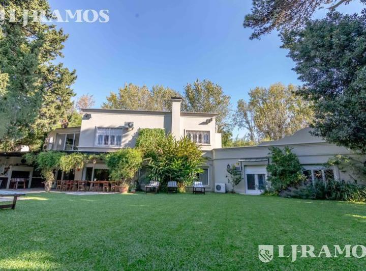 Casa · 460m² · 6 Ambientes · 2 Cocheras