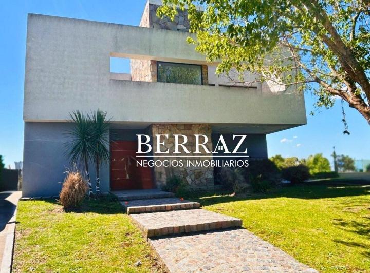 Casa · 240m² · 5 Ambientes · 2 Cocheras