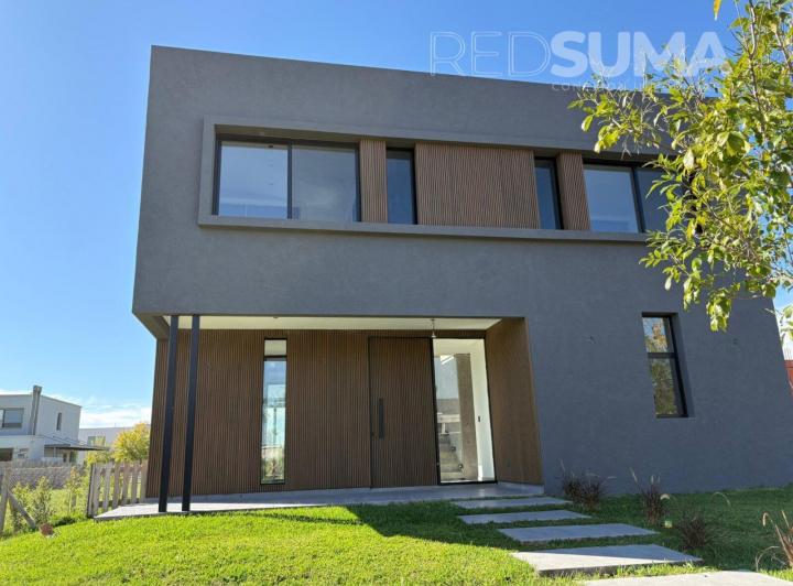 Casa · 252m² · 7 Ambientes · 2 Cocheras