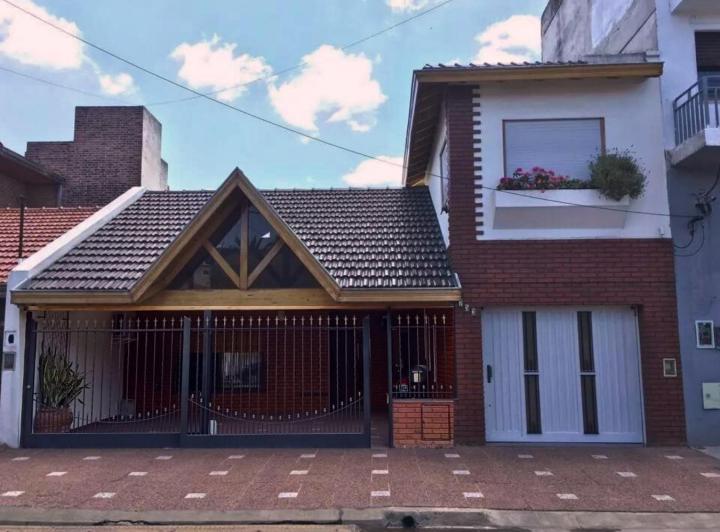 Casa · 240m² · 5 Ambientes · 3 Cocheras