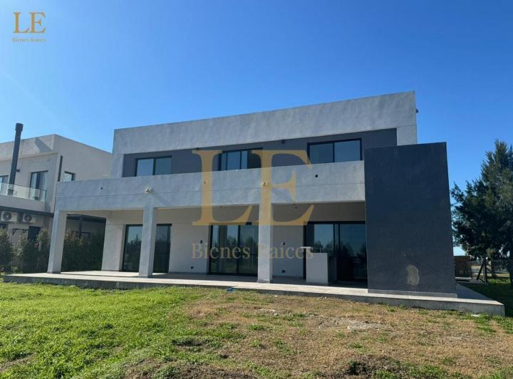 Casa · 298m² · 5 Ambientes · 5 Cocheras