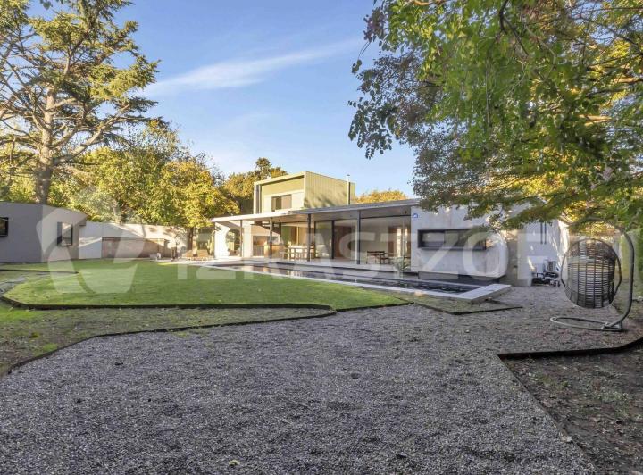 Casa · 246m² · 5 Ambientes · 2 Cocheras