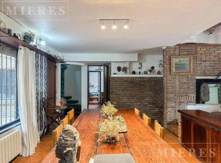 Casa · 300m² · 4 Dormitorios · 2 Cocheras