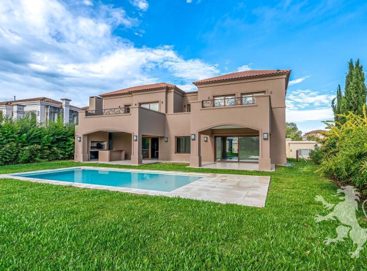 Casa · 360m² · 6 Ambientes · 8 Cocheras