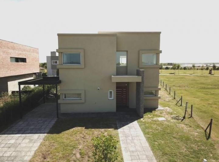 Casa · 215m² · 3 Dormitorios · 4 Cocheras