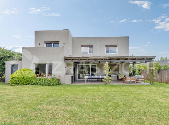 Casa · 229m² · 6 Ambientes · 2 Cocheras