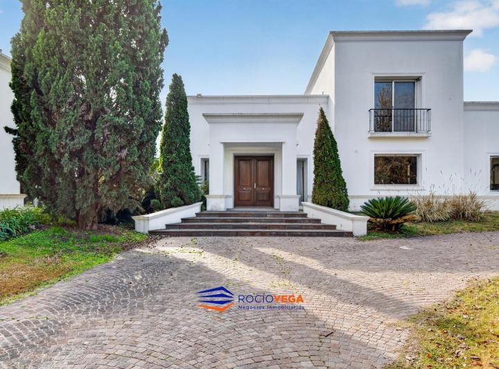 Casa · 740m² · 11 Ambientes · 3 Cocheras