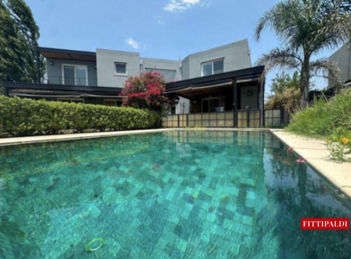 Casa · 325m² · 4 Ambientes · 2 Cocheras