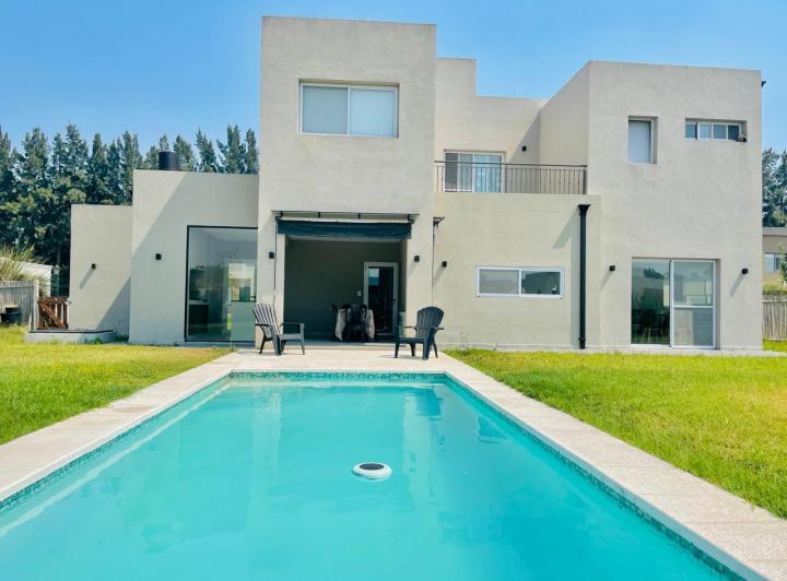 Casa · 216m² · 5 Ambientes · 2 Cocheras