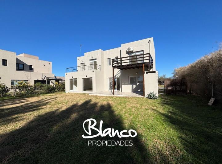 Casa · 157m² · 4 Ambientes · 2 Cocheras
