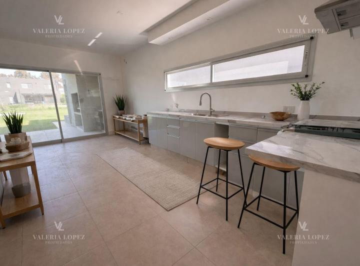 Casa · 180m² · 5 Ambientes · 3 Cocheras