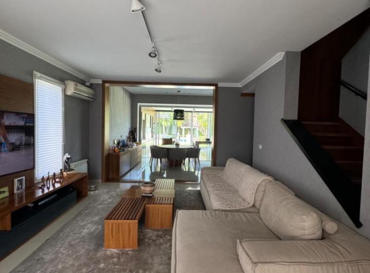 Casa · 420m² · 4 Ambientes · 6 Cocheras